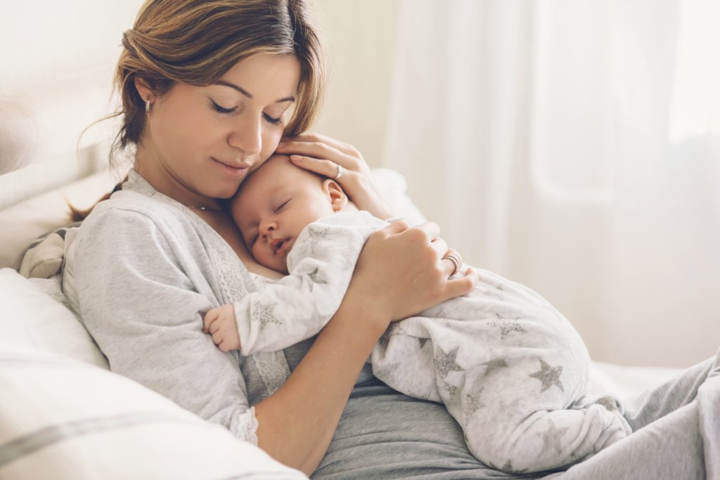 Mãe com bebe ao colo