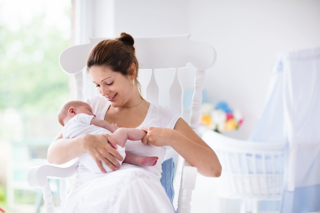 Mãe a dar colo ao bebe