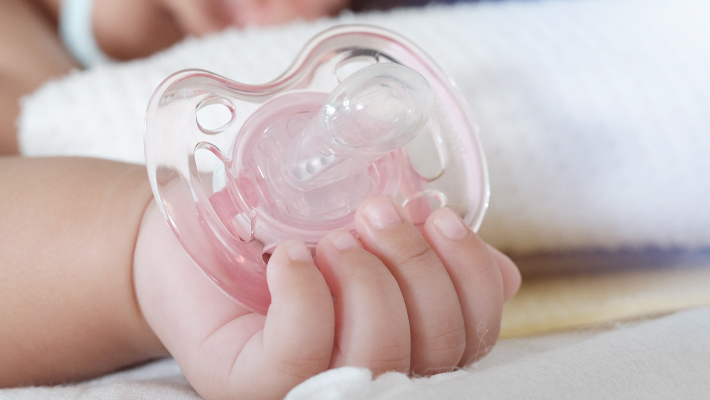 Bebé com chupeta de silicone – melhor chupeta para recém-nascido