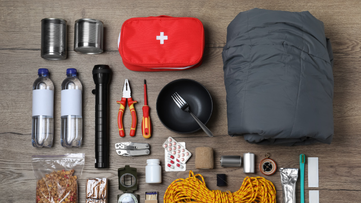 Itens essenciais para o kit de sobrevivência familiar: lanterna, água, alimentos não perecíveis, primeiros socorros e saco-cama