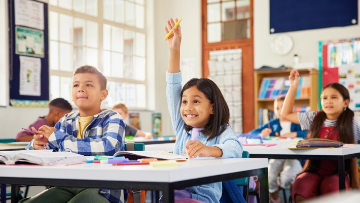 Crianças participando ativamente na aula na escola primária
