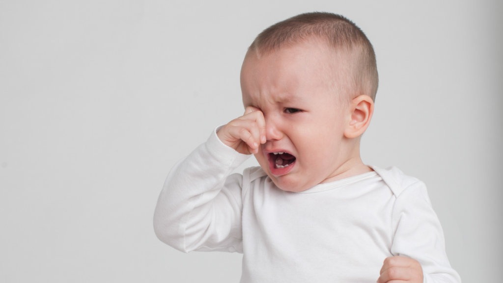 Bebé a chorar com cólicas causadas por alergia à proteína do leite de vaca (APLV)
