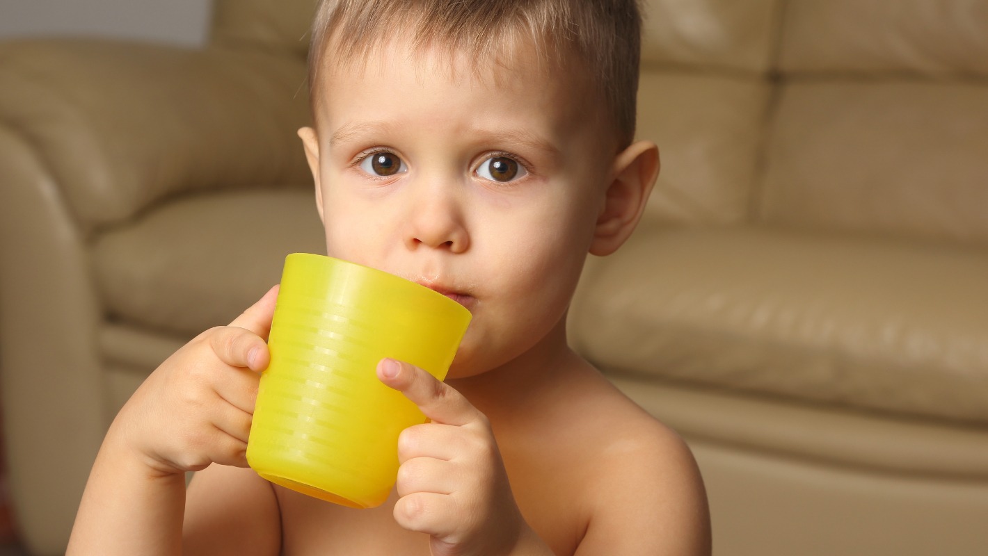 Copo com bebida láctea infantil, a ser preparado da forma correta para crianças a partir do 1º ano de vida.